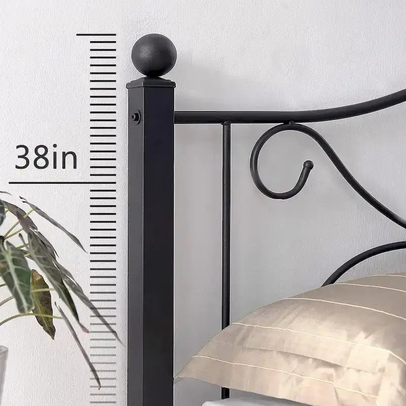 Struttura letto a piattaforma in metallo nero classico con volute