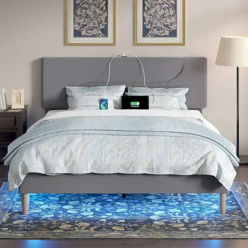 Struttura letto a piattaforma con stazioni di ricarica e luci LED, robuste doghe in legno, non richiede rete