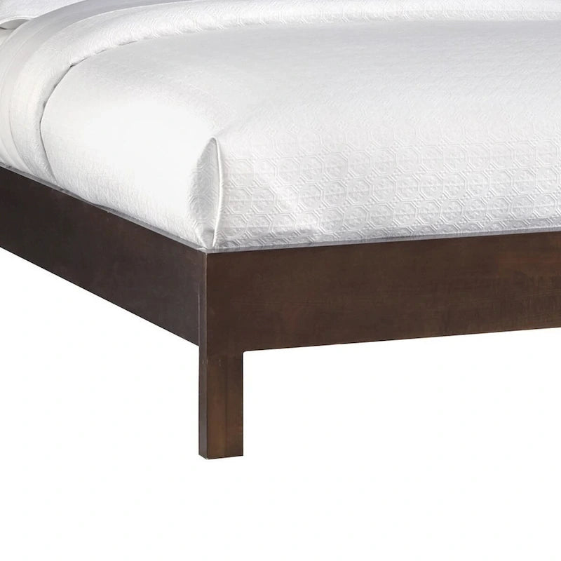 Letto matrimoniale, testiera a pannelli traforati, legno di mogano marrone