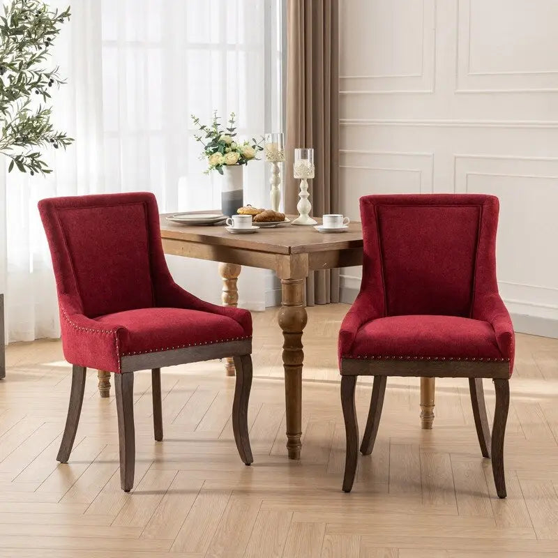 Sedie da pranzo in tessuto imbottito con gambe in legno massello e borchie in bronzo, set da 2