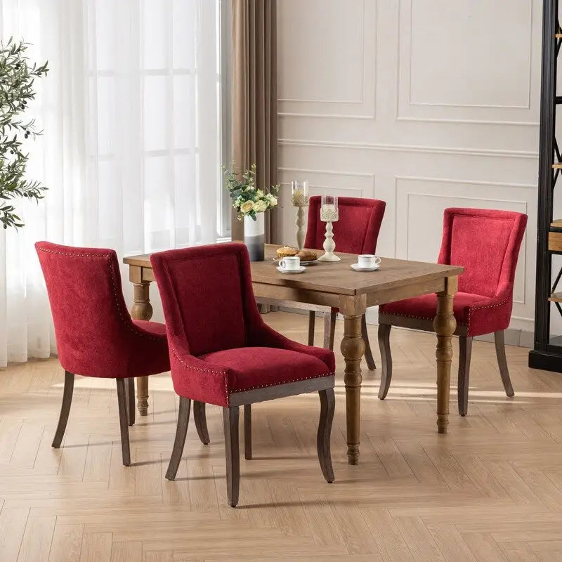 Sedie da pranzo in tessuto imbottito con gambe in legno massello e borchie in bronzo, set da 2