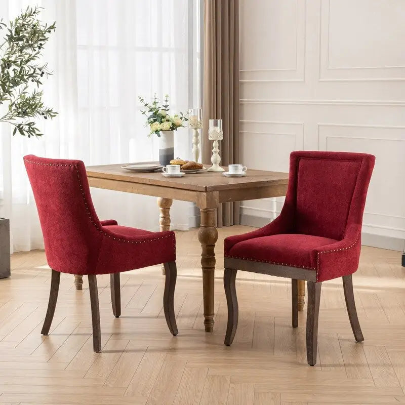 Sedie da pranzo in tessuto imbottito con gambe in legno massello e borchie in bronzo, set da 2