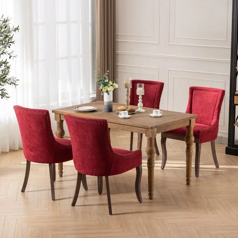 Sedie da pranzo in tessuto imbottito con gambe in legno massello e borchie in bronzo, set da 2